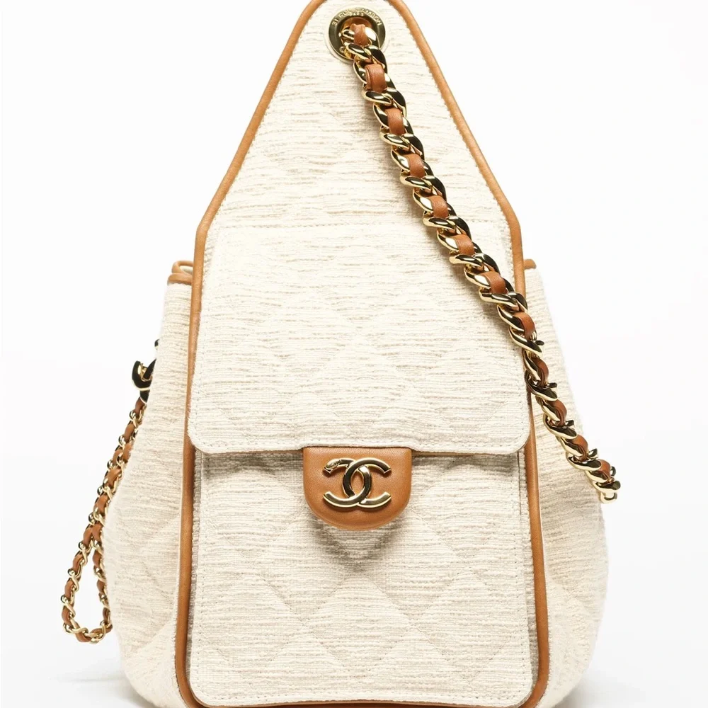 CHANEL Cream Quilted Drawstring Shoulder Bag with Gold Chain - Picture 4 of 4